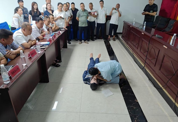 馬臨街道防溺培訓，實操演示急救流程。王燁 攝.jpg