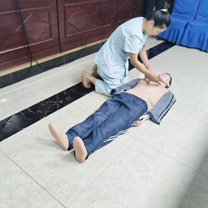 醫護人員示范胸外按壓，傳授急救技能。王燁 攝.jpg