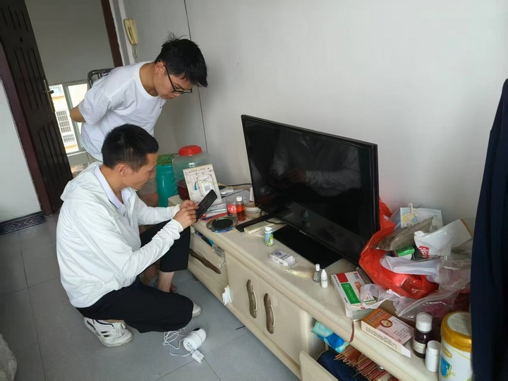 工作人員上門調試設備.