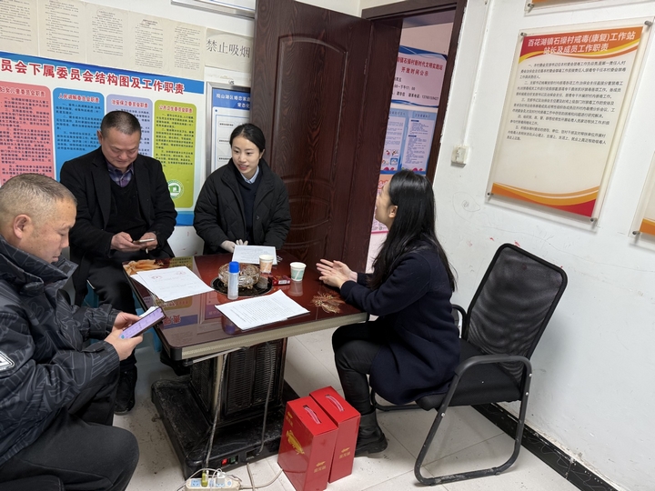 農業銀行觀山湖支行工作人員到百花湖鎮石操村了解小微企業經營狀況，為其制定合適的信貸方案（楊雨涵 攝）.jpg