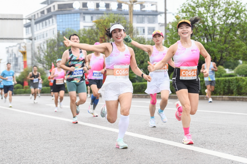黔東南州第十一屆運動會半程馬拉松在黃平舊州古鎮激情開跑。