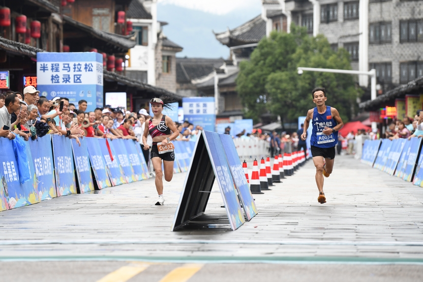 黔東南州第十一屆運動會半程馬拉松在黃平舊州古鎮激情開跑。