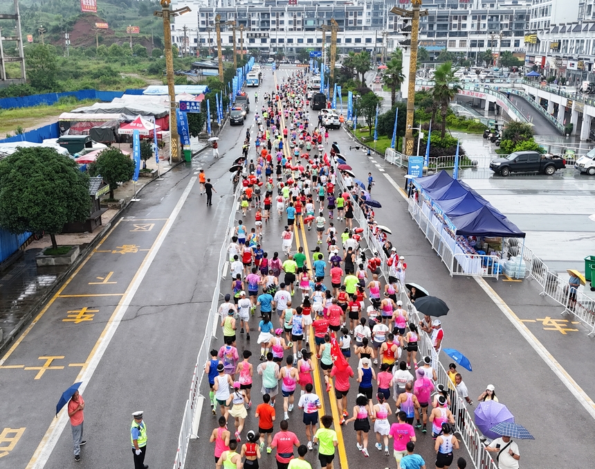 黔東南州第十一屆運動會半程馬拉松在黃平舊州古鎮激情開跑。