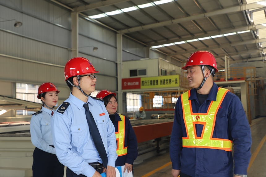 福泉市稅務局稅費服務專員到企業送達《稅費服務指引》，宣傳稅收優惠政策。