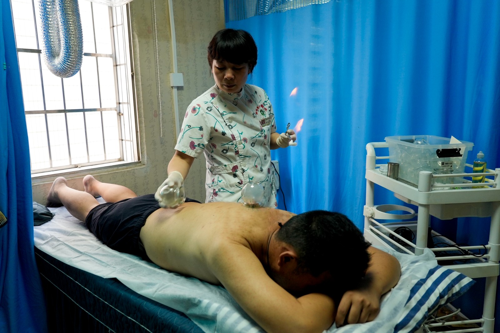 市中醫院中醫特色護理門診患者正在就診。陸勁松攝