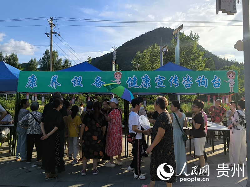 貴州中醫藥大學第二附屬醫院中醫藥健康宣傳及義診活動現場。實習生 張燕平攝