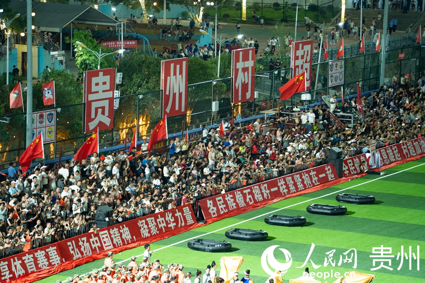 “村超”球場再披“綠裝”。人民網 陽茜攝