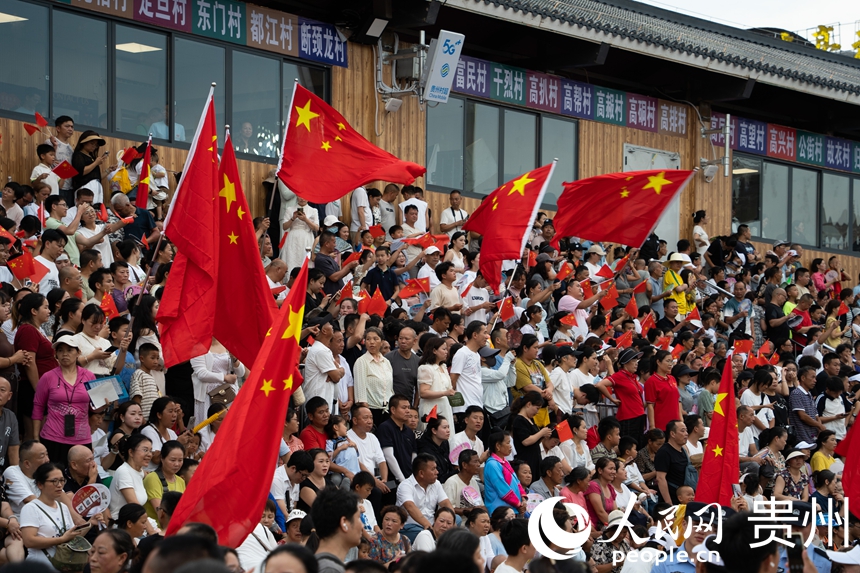 “村超”現場觀賽區座無虛席。人民網 陽茜攝