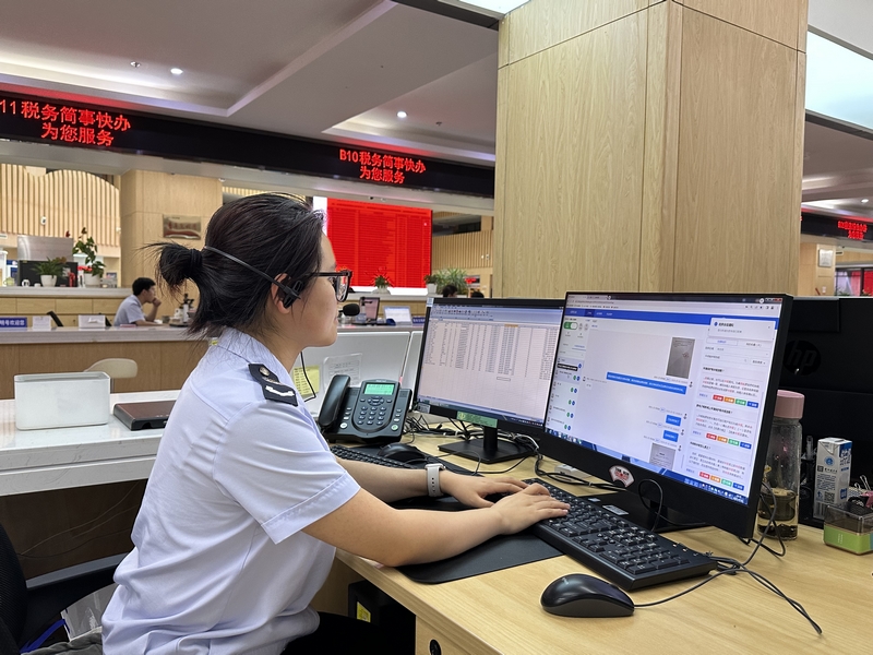 坐席人員通過征納互動為納稅人解決問題。李琪攝