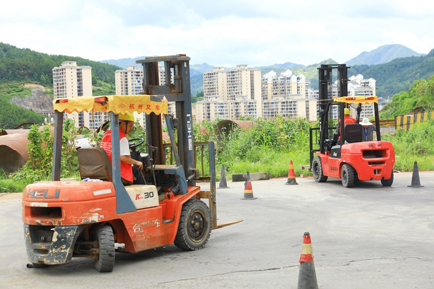 叉車司機培訓班學員在進行實操練習。