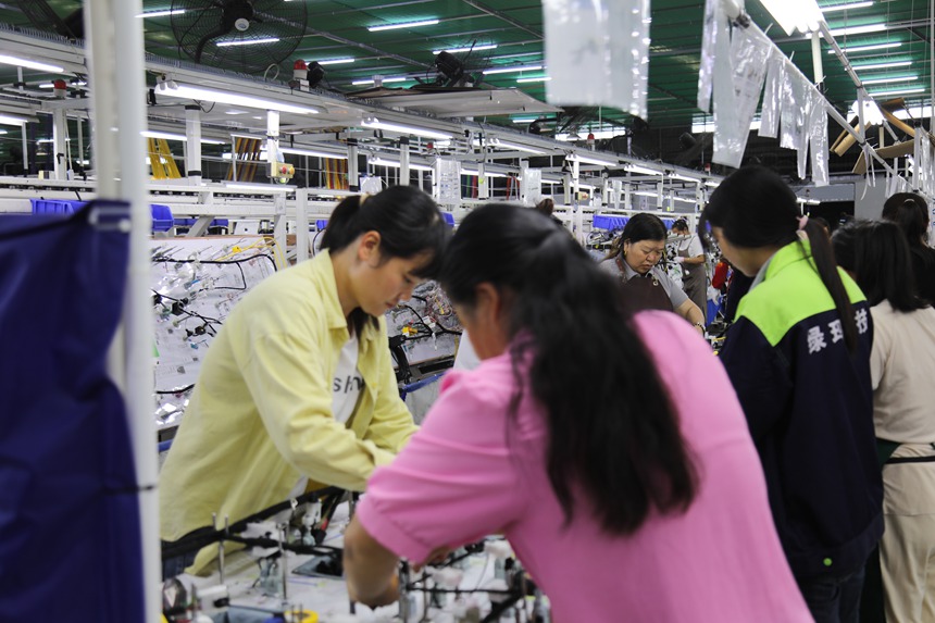 貴州綠瑪汽車零部件有限公司生產車間 工人正在趕制訂單。廖婉君攝