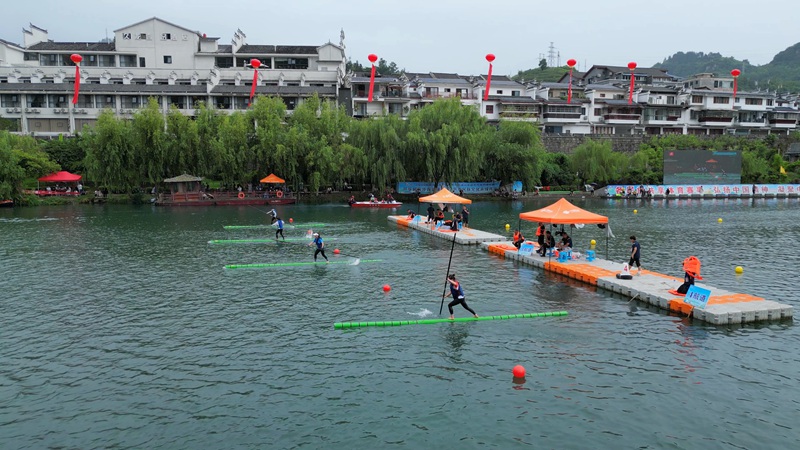 獨竹漂比賽。吳賢和攝