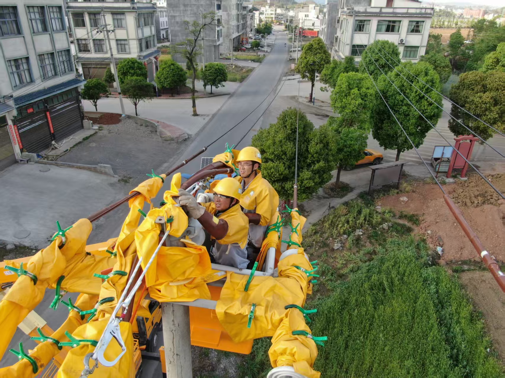 帶電作業現場。興義供電局供圖