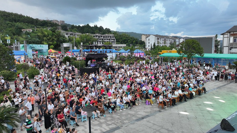 兩路游客廣場活動全景，人氣火爆場面熱烈。羅金攝