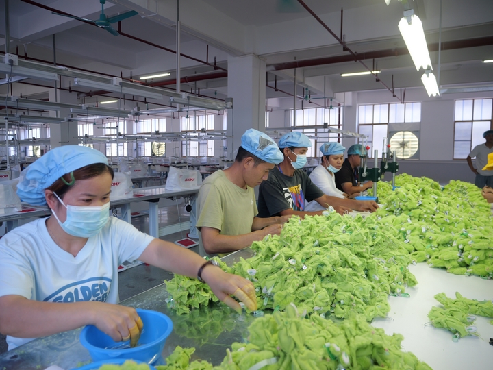 黔梵玩具車縫組工作車間。