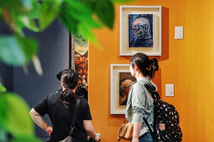 游客參觀文化展覽。