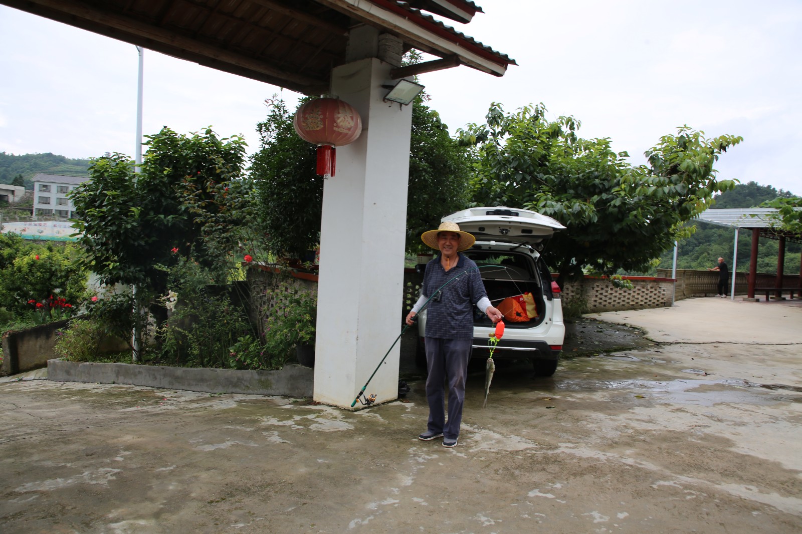 釣上大魚的游客笑容滿面。姜繼恒攝