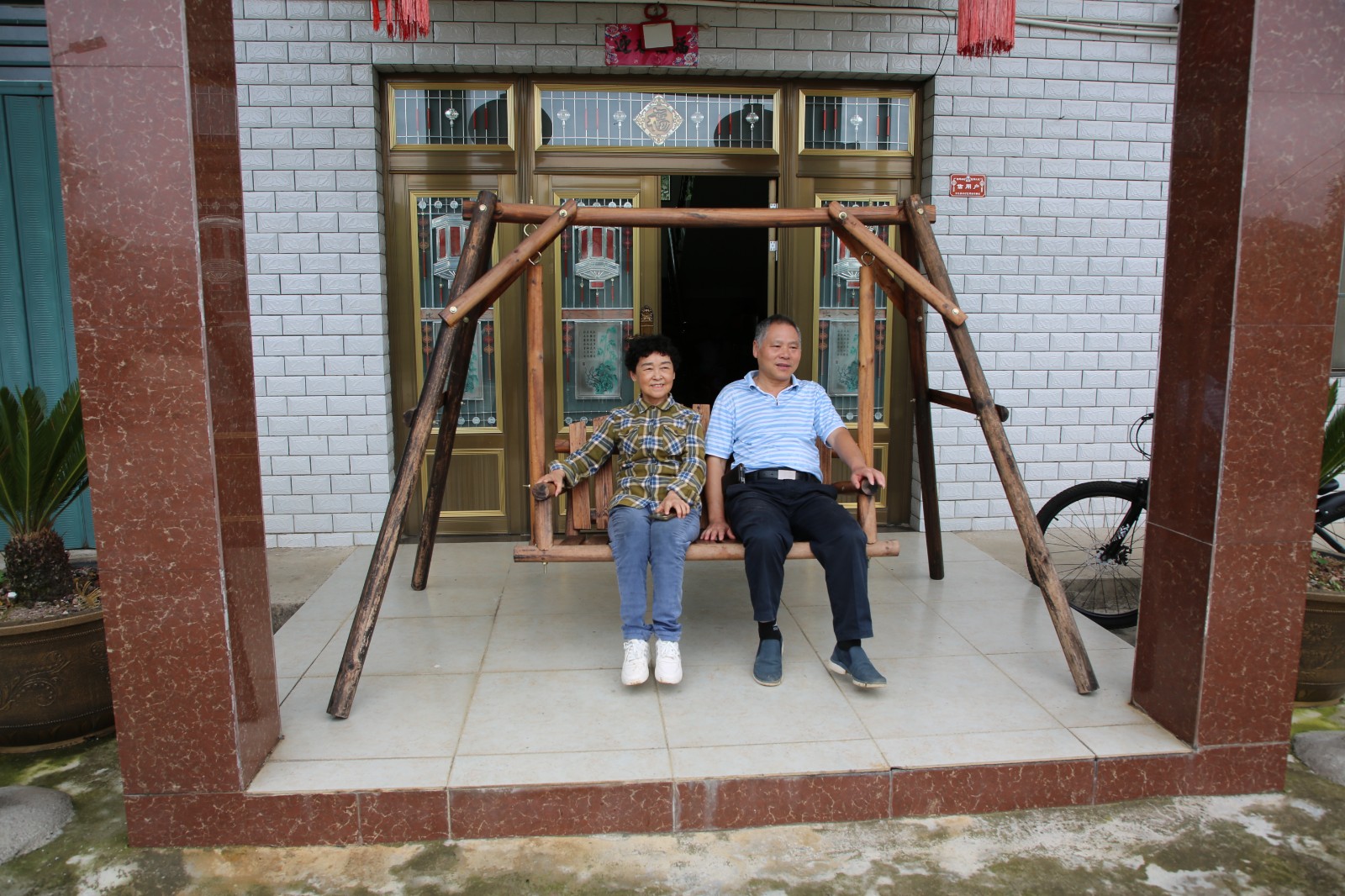 游客愜意的蕩秋千。王葉子攝