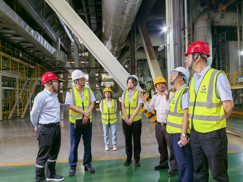 圖為稅務人員參觀企業生產車間。鄧昱攝