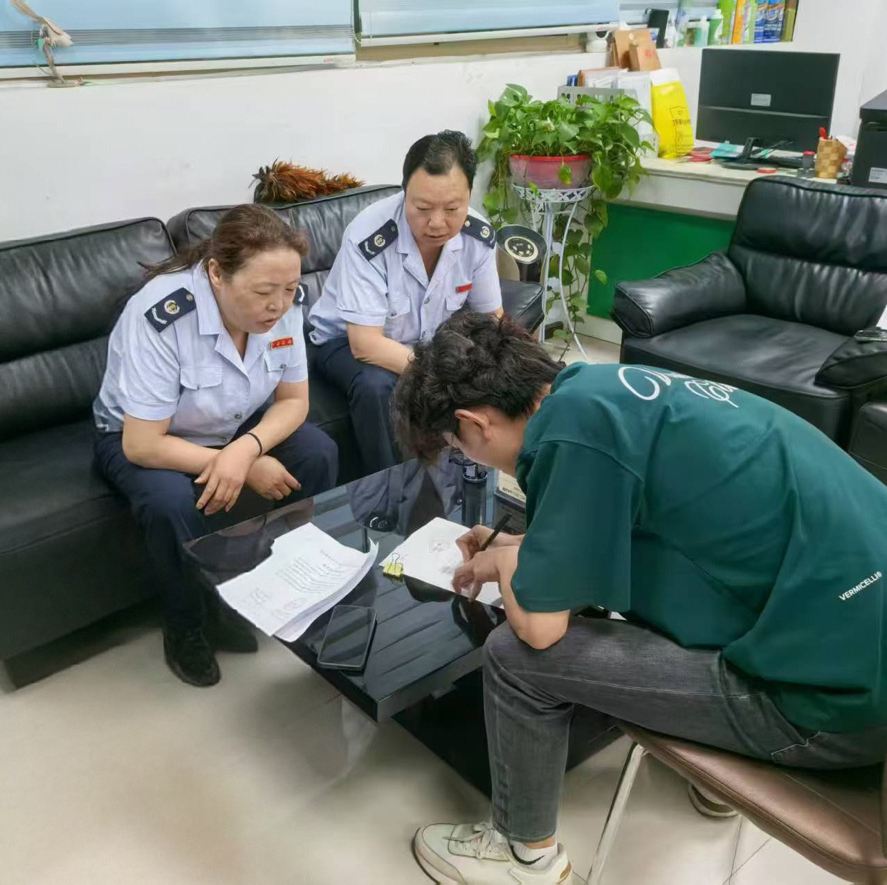 稅務人員為企業講解納稅信用修復機制。鄧昱攝