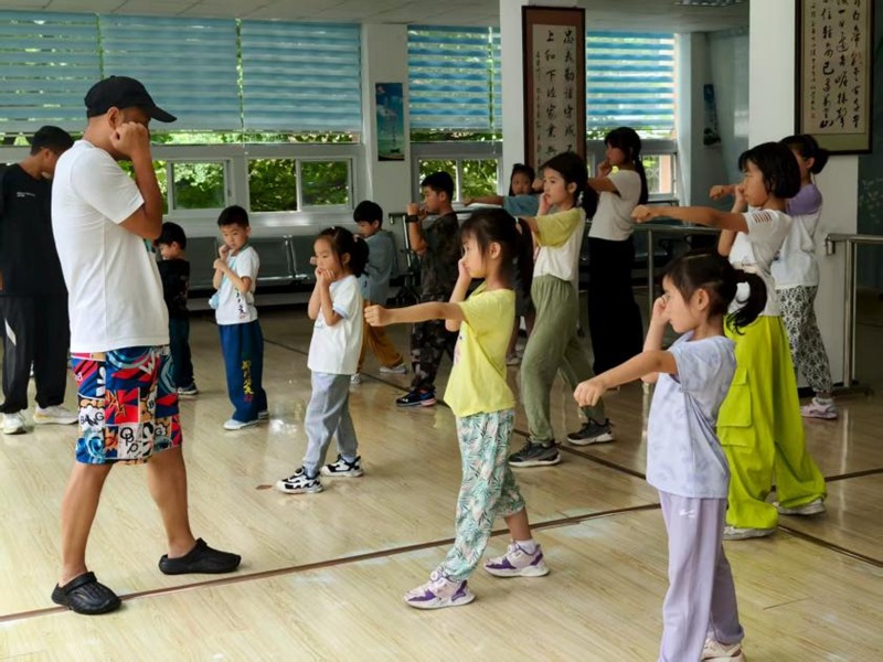 多彩課程陪伴少兒快樂“度假” 。