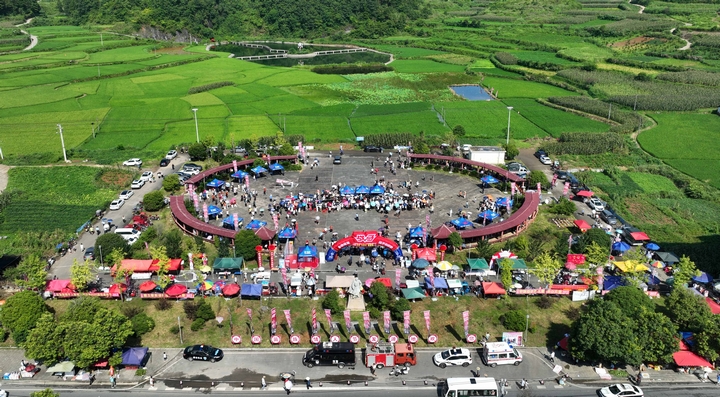 7月30日，游客在松桃苗族自治縣長興堡鎮參加“六月六”活動。