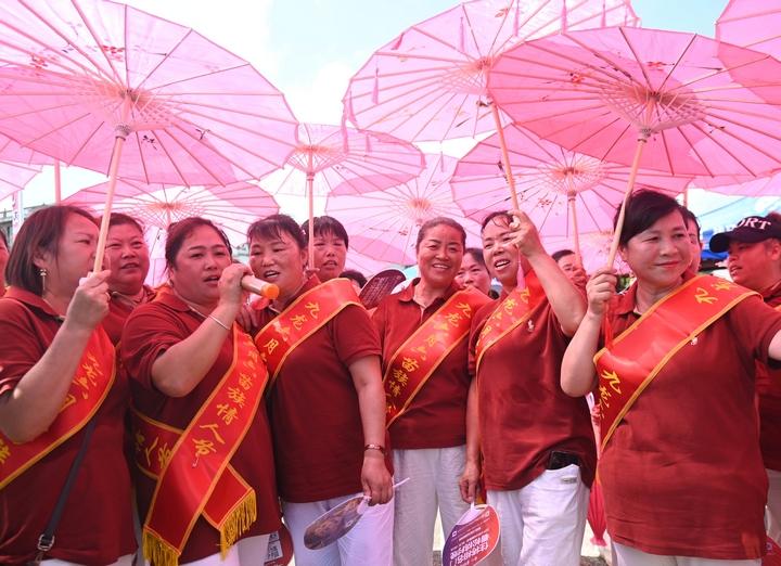 7月30日，松桃苗族自治縣長興堡鎮，游客在參加山歌比賽。