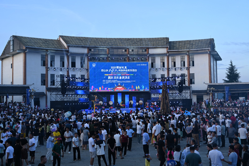 在后山鄉蘆笙民族文化廣場，開幕式現場人生鼎沸、熱鬧非凡。