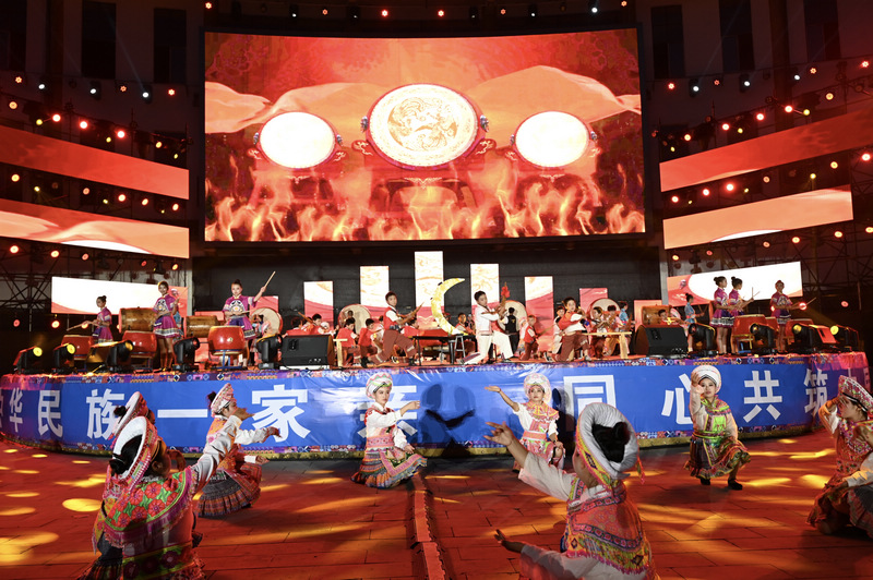 在仁懷市后山鄉蘆笙民族文化廣場，獨具民族特色的節目接連上演。