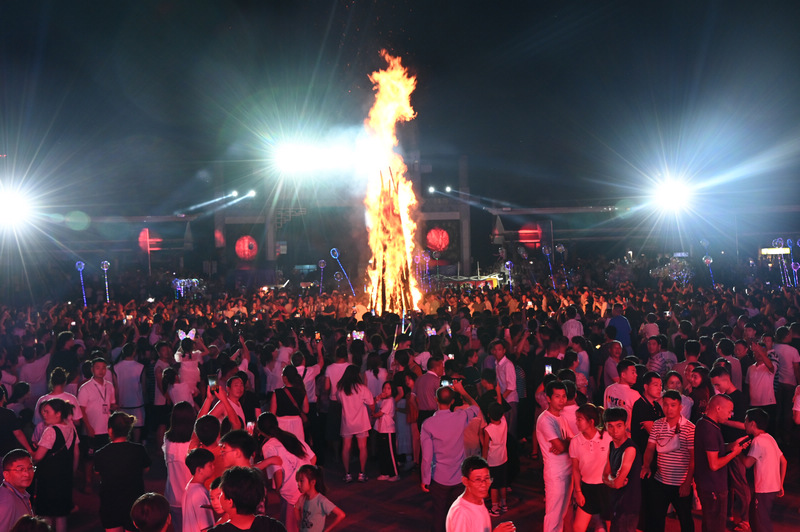 篝火晚會萬人圍著篝火共舞。