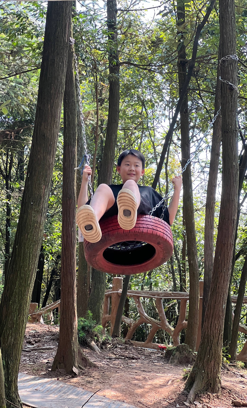 小游客在云上星空露營基地蕩秋千。王燁攝