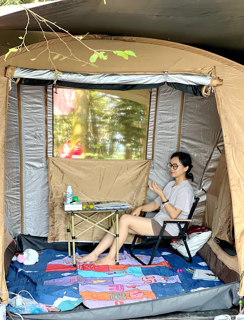 游客在云上星空露營基地休閑放松。王燁攝