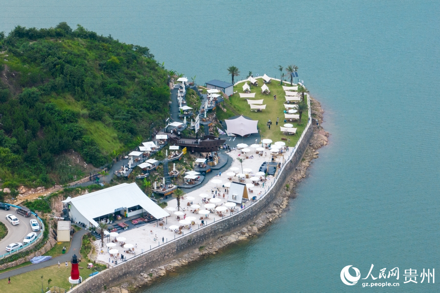 航拍紅楓湖邊的露營基地。人民網記者 涂敏攝