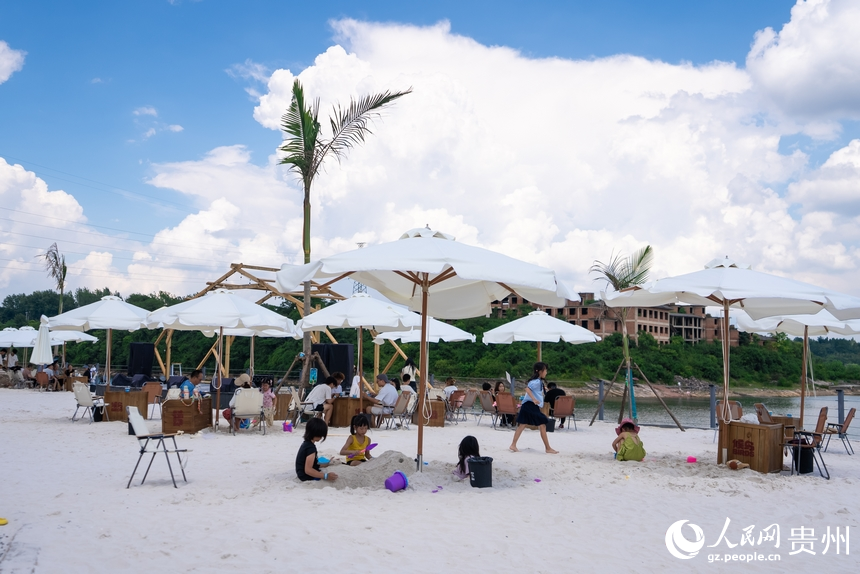 游客在湖邊享受夏日時光。人民網記者 涂敏攝