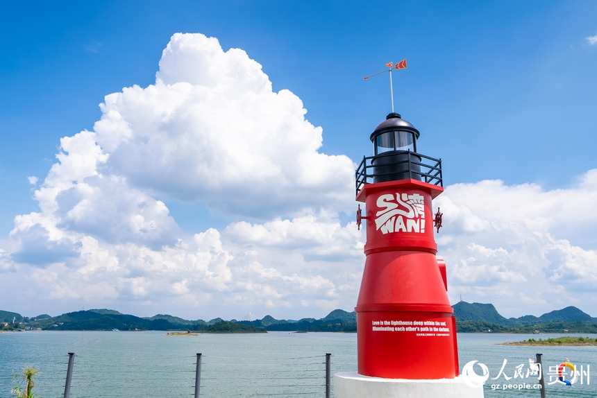 紅楓湖邊的打卡點。人民網記者 涂敏攝