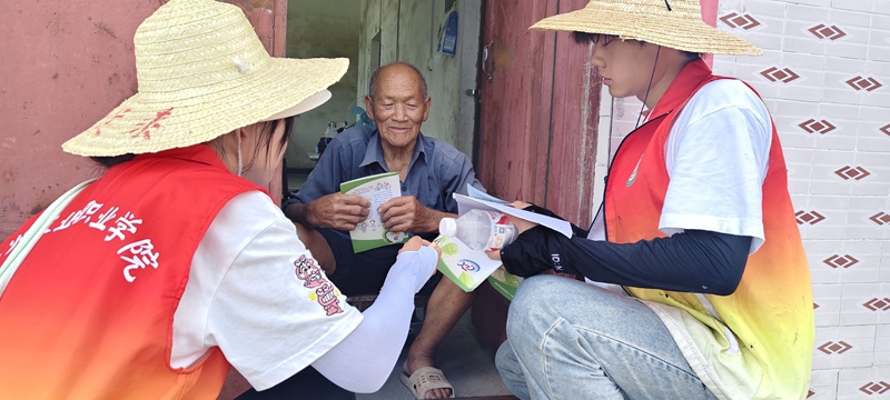 圖為志愿者在解答常爺爺說的宣講的問題。