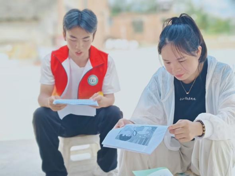 圖為志愿者在為群眾宣講活動內容。