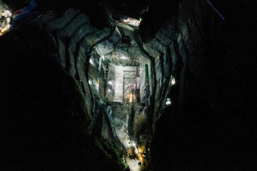 7月28日晚，工人在貴州省銅仁市思南縣花灘子水庫樞紐工程進行大壩墊層澆筑。