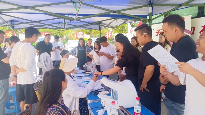 群眾在獻血前根據醫生指導進行登記及檢查。羅才淵 攝.jpg