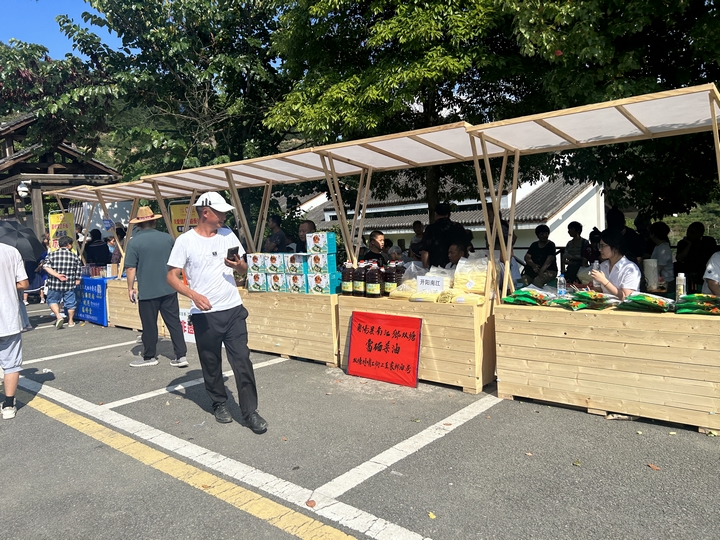 游客選購特色農副產品。