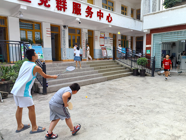 課間活力滿滿的孩子們。姜繼恒攝