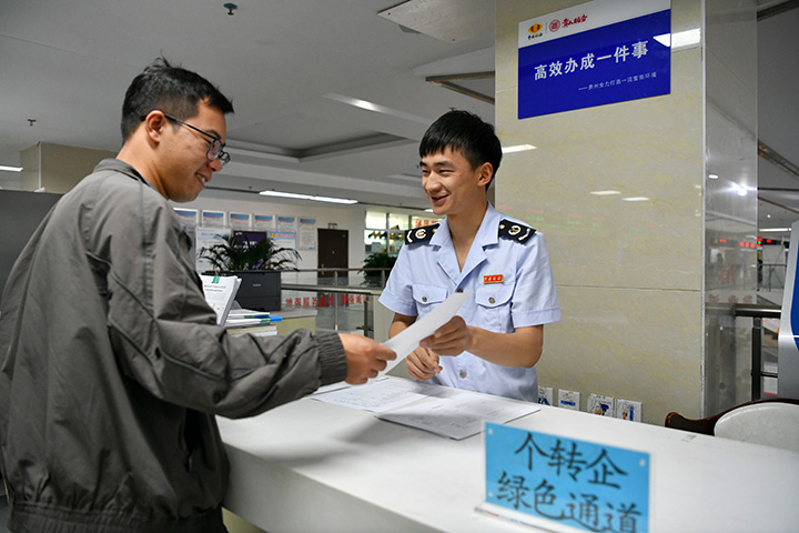 稅務部門設置“個轉企”綠色通道，助力“個轉企”高效快捷辦理。張瑜顯攝