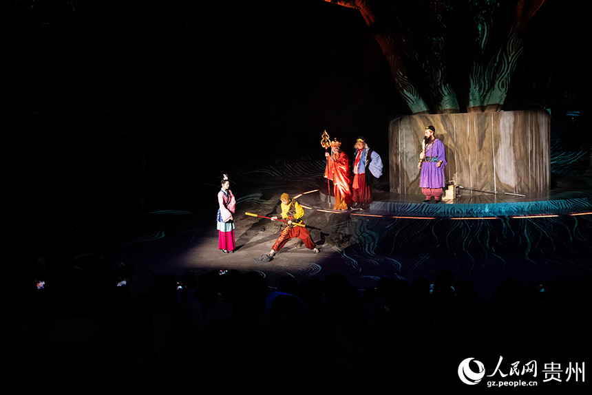 沉浸式實景仙幻劇《再回西游》演出現場。人民網記者 涂敏攝