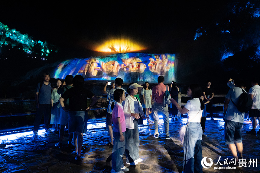 游客在演出現場打卡拍照。人民網記者 涂敏攝