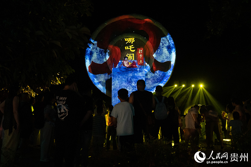 游客在景區內的《哪吒鬧?！反蚩c打卡。人民網記者 涂敏攝