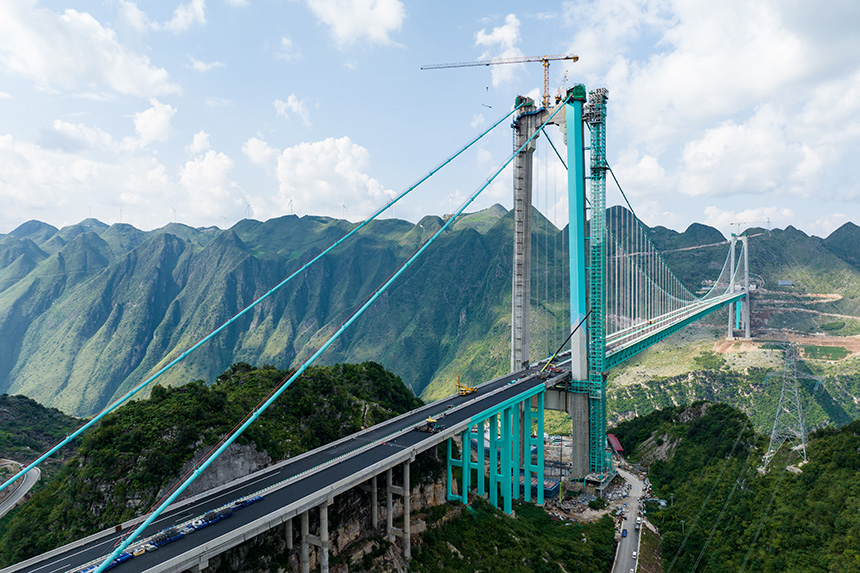航拍建設中的世界第一高橋花江峽谷大橋。人民網記者 涂敏攝
