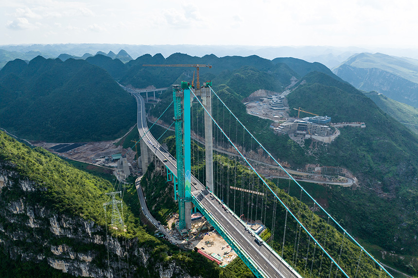 航拍建設中的世界第一高橋花江峽谷大橋。人民網記者 涂敏攝