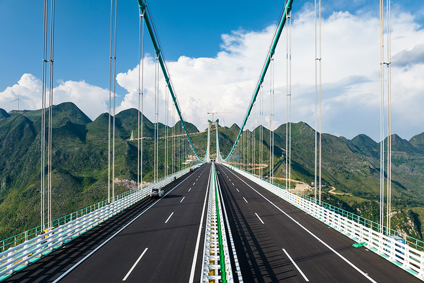 航拍建設中的世界第一高橋花江峽谷大橋。人民網記者 涂敏攝