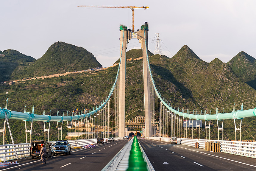 橋上，大橋建設者正在進行涂裝作業。人民網記者 涂敏攝