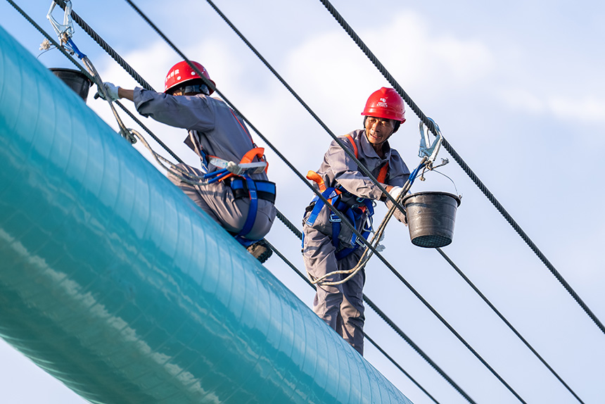 大橋建設者正在進行涂裝作業。人民網記者 涂敏攝